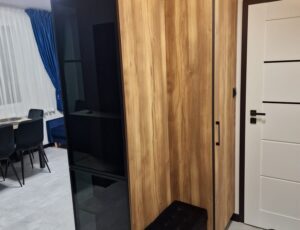 Zabudowa holu- szafa z pufą tapicerowaną